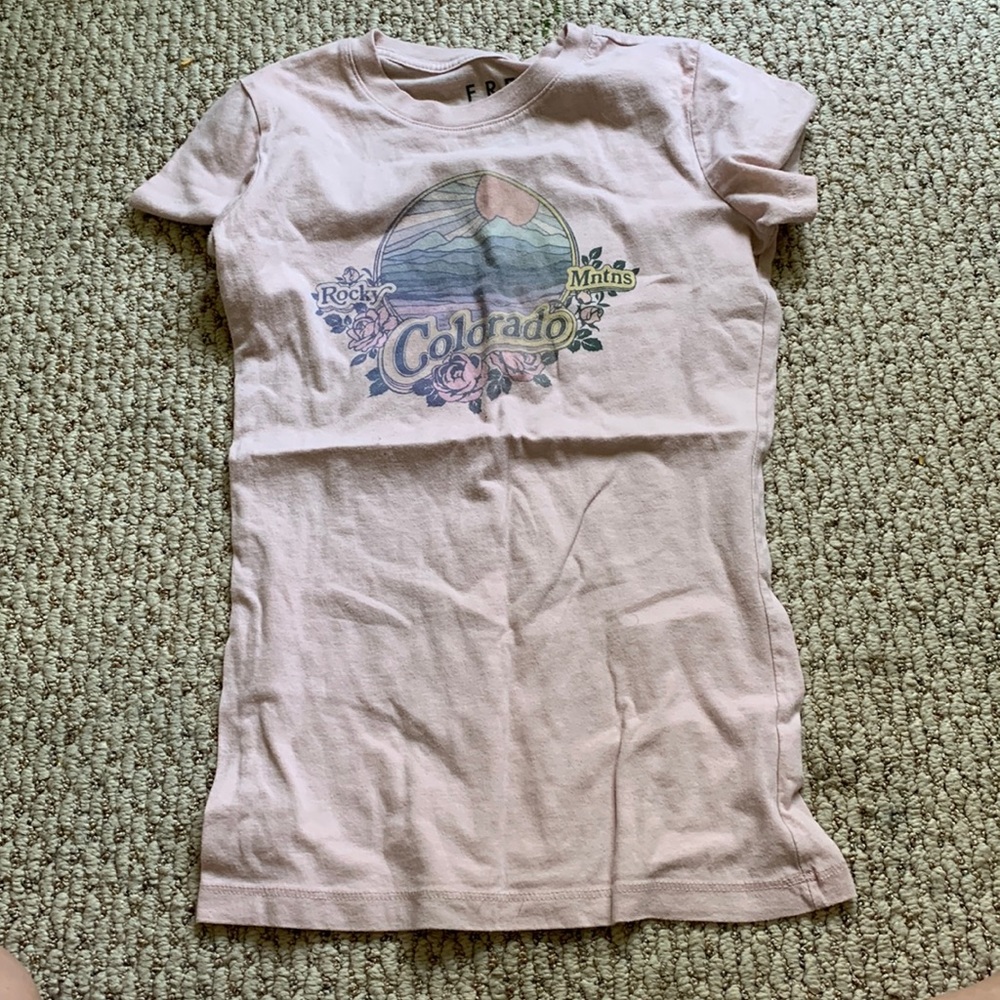 Light pink graphic tee. Comftable and good conditions